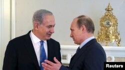 Presiden Rusia Vladimir Putin (kanan) dan PM Israel Benyamin Netanyahu seusai pertemuan di rumah dinas Bocharov Ruchei di kota Sochi, Laut Hitam (14/5).