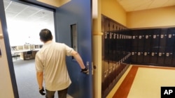 27일 미국 워싱턴주 바설고등학교는 교직원 가족이 신종 코로나바이러스 감염 의상 증세를 보임에 따라 하루 휴교를 결정했다.