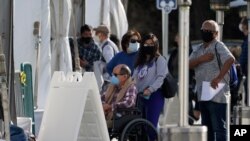 미국 캘리포니아주 내 신종 코로나바이러스 백신 접종 장소 중 한 곳으로 지정된 애너하임 '디즈니랜드 리조트'에서 주민들이 백신 주사를 맞기 위해 대기하고 있다.