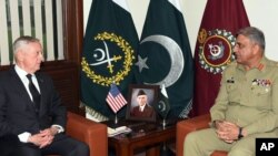 FILE - U.S. Defense Secretary James Mattis (L) meets with Pakistan's army chief Gen. Qamar Javed Bajwa in Rawalpindi, Pakistan, Dec. 4, 2017.