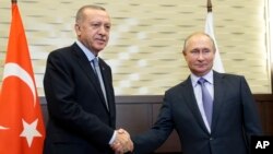 Presiden Rusia Vladimir Putin (kanan) dan Presiden Turki Recep Tayyip Erdogan saat bertemu di Bocharoov Ruchei, di Sochi, Rusia, 22 Oktober 2019.