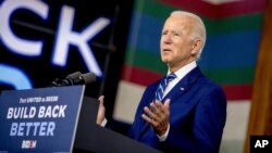 រូបឯកសារ៖ បេក្ខជន​ប្រធានាធិបតី​ខាង​គណបក្ស​ប្រជាធិបតេយ្យ និង​ជា​អតីត​អនុ​ប្រធានាធិបតី​លោក Joe Biden ថ្លែង​សុន្ទរកថា​នៅក្នុង​ការធ្វើយុទ្ធនាការ​រក​សំឡេង​គាំទ្រ​មួយ​នៅក្នុង​ទីក្រុង New Castle រដ្ឋDelaware នៅ​ថ្ងៃទី២១ ខែកក្កដា ឆ្នាំ២០២០។