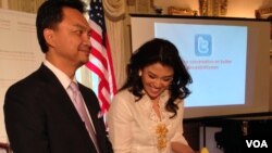 Isteri Duta Besar RI untuk AS, Rossa Rai Djalal (kanan), didampingi suaminya Dubes Dino Patti Djalal, memotong tumpeng dalam rangka peresmian Dewan Perempuan Indonesia-AS (The Indonesia-US Women's Council) di KBRI Washington DC 24/10 (foto: VOA/Vina Mubtadi). 