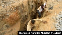 کارگران معدن در یکی از معادن طلای سودان (تصویر از آرشیف صدای امریکا)‌