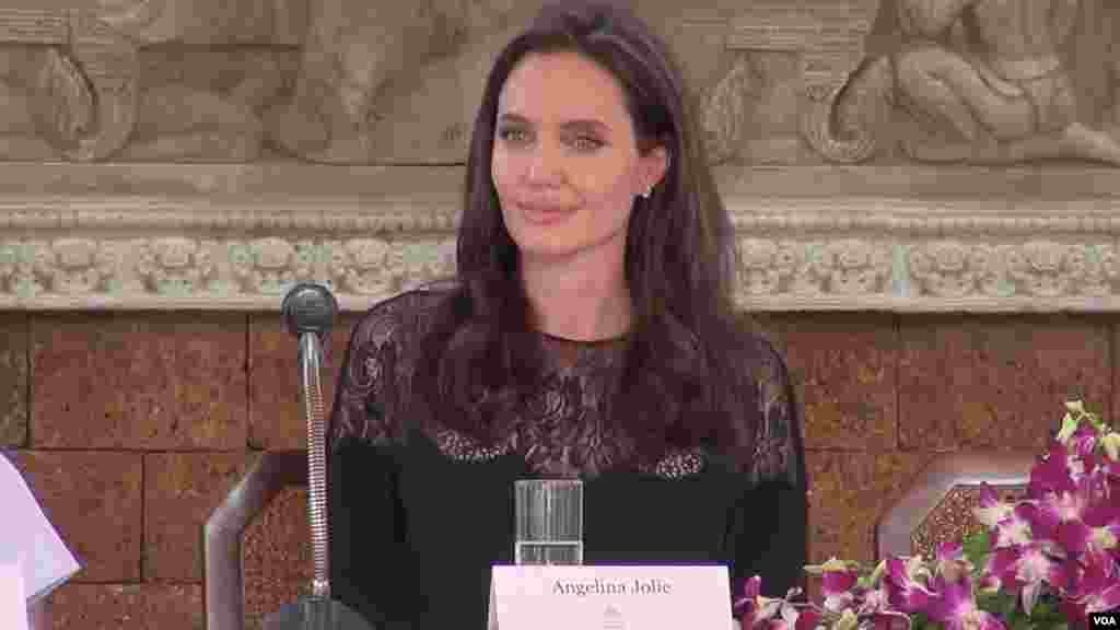 ေဒၚေအာင္ဆန္းစုၾကည္နဲ႔ ျမန္မာအစိုးရ ကိုယ္စားလွယ္အဖြဲ႔ကို ေသာင္းေသာင္းျဖျဖႀကိဳဆိုမႈုျမင္ကြင္း။