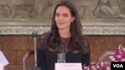 តារា​និង​អ្នក​ដឹក​នាំ​រឿង​ហូលីវូដ​ ដ៏ល្បីល្បាញ​ ​លោកស្រី Angelina Jolie​​​​ អង្គុយក្នុង វេទិការ​សន្និសីទ​សារព័ត៌មាន​ស្តីពីការ​ដាក់​បញ្ចាំងខ្សែភាពយន្ត​រឿង​ «មុន​ដំបូង​ខ្មែរ​ក្រហម​សម្លាប់​ប៉ា​របស់​ខ្ញុំ​»​នាខេត្តសៀមរាប​​ក្នុងថ្ងៃទី​ ១៨ខែកុម្ភៈឆ្នាំ២០១៧។​ (នៅ វណ្ណារិន/VOA)