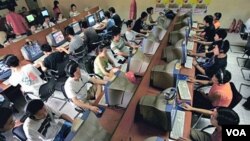 Pengguna internet Tiongkok di sebuah warnet di Beijing (foto: dok). Pemerintah Tiongkok mengatakan, penyensoran internet adalah urusan dalam negeri Tiongkok.