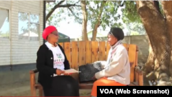 នេះ​ជា​កម្មវីធី «កៅអី​មិត្តភាព» ឬ Friendship Bench របស់​ស៊ីមបាវ៉េ។