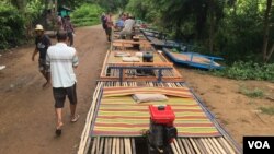 The bamboo railway is ready for departure, Battambang, Cambodia, July 21, 2017. (Sun Narin/VOA Khmer)