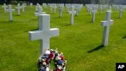 Vijenac je položen ispred groba fotografa Associated Pressa Bede Irvina na Normandijskom američkom groblju u Colleville-sur-Mer, Francuska, u subotu, 11. maja 2024. (AP Photo/Virginia Mayo)