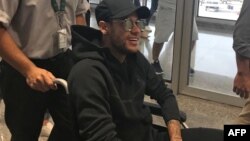 Neymar arrive à l'aéroport de Rio de Janeiro, Brésil, le 1er mars 2018 (Twitter/@Claire_Dorland)