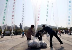 지난 2014년 10월 한국 파주에서 탈북민들이 김정은 정권을 규탄하는 내용의 전단을 북한으로 날려보내고 있다.