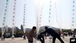 지난 2014년 10월 한국 파주에서 탈북민들이 김정은 정권을 규탄하는 내용의 전단을 북한으로 날려보내고 있다.
