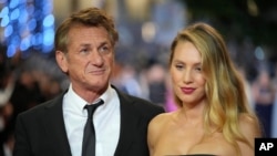 Sean Penn, à gauche, et sa fille Dylan posent pour les photographes à leur arrivée à la première du film « Flag Day » au 74e festival international du film, à Cannes, en France, le 10 juillet 2021. (AP Photo/Vadim Ghirda)