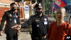 សន្តិសុខតុលាការណែនាំកញ្ញា សេង ធារី មេធាវីខ្មែរអាមេរិកាំង ឲ្យចូលក្នុងបរិវេណសាលាដំបូងរាជធានីភ្នំពេញ នៅថ្ងៃទី ៤ ខែមករា ឆ្នាំ ២០២២។ 