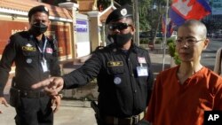 រូប​ឯកសារ៖ សន្តិសុខតុលាការណែនាំកញ្ញា សេង ធារី មេធាវីខ្មែរអាមេរិកាំង ឲ្យចូលក្នុងបរិវេណសាលាដំបូងរាជធានីភ្នំពេញ កាលពីថ្ងៃទី៤ ខែមករា ឆ្នាំ ២០២២។ 