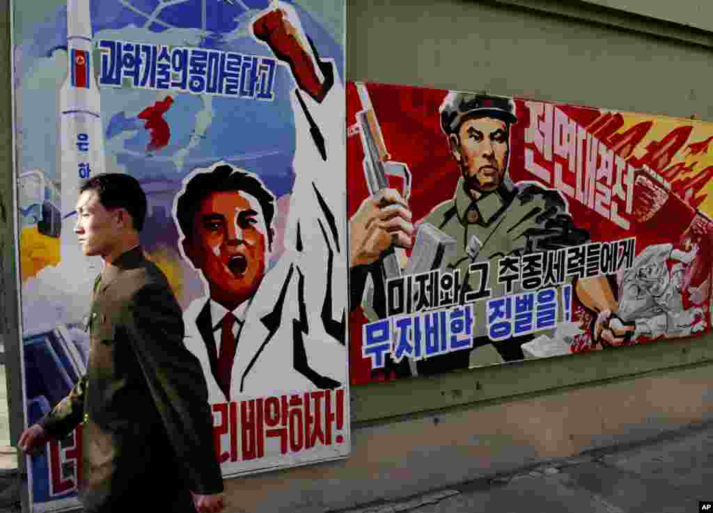 Poster-poster propaganda yang menyatakan ancaman kepada "Imperialis-imperialis AS dan para sekutunya," di Pyongyang, Korea Utara (26/3). (AP/Kim Kwang Hyon)
