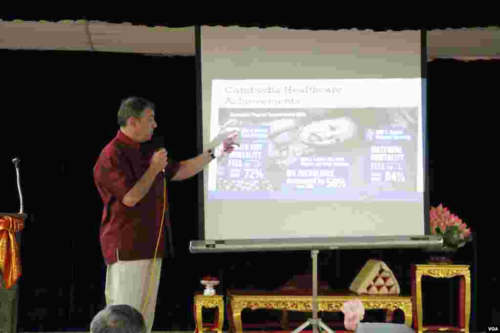 លោក William Heidt &nbsp;ឯកអគ្គរដ្ឋ​ទូតអាមេរិក​ប្រចាំ​ប្រទេស​កម្ពុជាធ្វើ​បទ​បង្ហាញ​ពី​ព័ត៌មាន​សំខាន់ៗមួយ​ចំនួន​ទាក់​ទង​នឹង​ប្រទេស​កម្ពុជា​ទៅកាន់​ពល​រដ្ឋ​ខ្មែរ​អាមេរិក​ក្នុង​ជំនួប​ក្រៅ​ផ្លូវ​ការ​មួយ​​នៅ​វត្ត​ពុទ្ធិការាម រដ្ឋ​ Maryland នៅ​ថ្ងៃទី២៣ ខែកក្កដា ឆ្នាំ២០១៧។ (ណឹម សុភ័ក្រ្តបញ្ញា​/VOA)&nbsp;