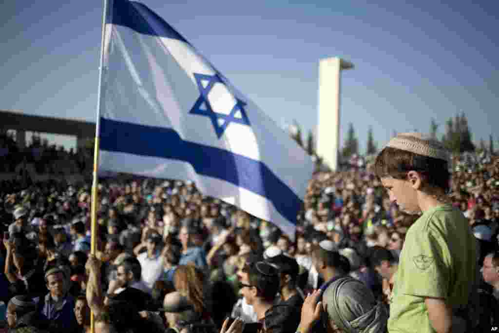 Family and friends of Eyal Yifrah, Gilad Shaar, and Naftali Fraenkel, three Israeli teenagers who were abducted over two weeks ago, mourn during their funeral in Modiin, July 1, 2014. 