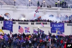 지난 2021년 1월 6일 도널드 트럼프 당시 미국 대통령 지지자들이 의회에 난입하고 있다. (자료사진)