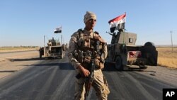 រូប​ឯកសារ៖ កង​ក​​ម្លាំង​សន្តិសុខ​អ៊ីរ៉ាក់​ឈរ​​នៅ​ខាង​ក្រៅ​ទីក្រុង Altun Kupri ដែល​គ្រប់​គ្រង​ដោយ​ពួក​ឃើដ នៅ​ជាយ​ក្រុង Irbil។