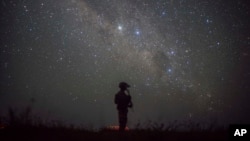 Arhiva - Pripadnik Vojske SAD na bezbednosnom punktu, na neopoznatoj lokaciji u Somaliji, 10. juna 2020.