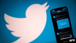Foto yang diambil pada 26 Oktober 2020 ini menunjukkan logo jejaring sosial AS Twitter ditampilkan di layar smartphone. (Foto: AFP / Lionel Bonaventure)