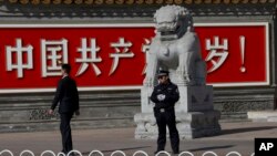 Petugas keamanan China melakukan penjagaan pada pertemuan partai komunis China yang berlangsung selama 4 hari di Beijing. 
