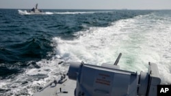Foto yang dirilis oleh AL Ukraina tampak dua kapal Angkatan Laut Ukraina di dekat Krimea ketika terjadi insiden dengan AL Rusia, Minggu (25/11). 