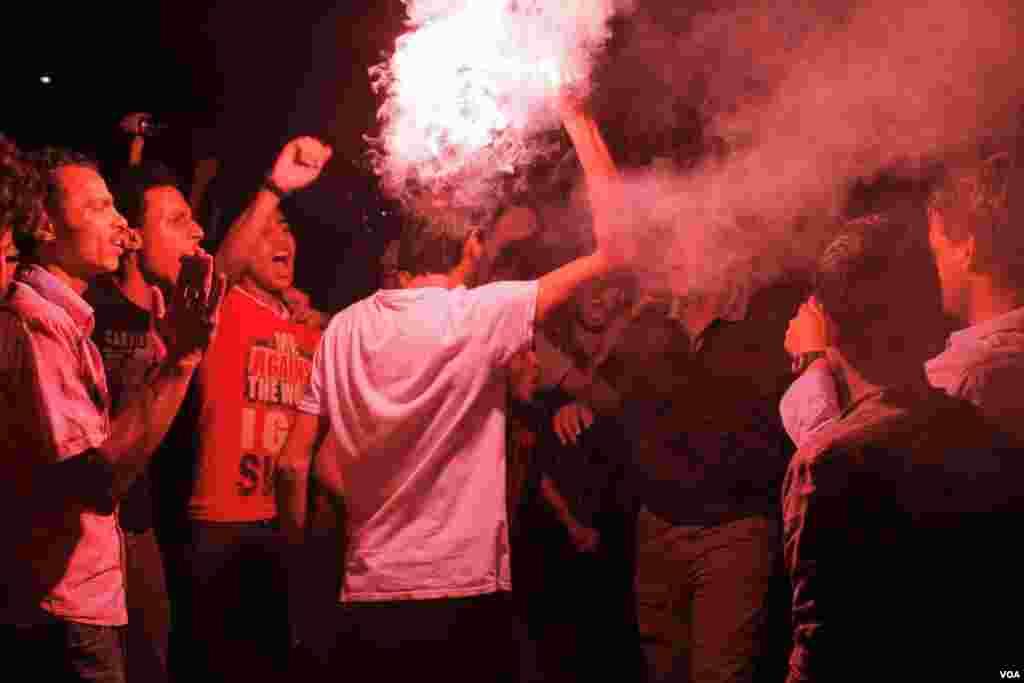 Flares illuminate the gathering of several hundred Third Square supporters. (Hamada Elrasam for VOA)
