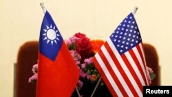 미국(오른쪽)과 타이완 국기