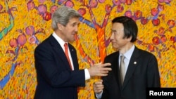 Menlu AS John Kerry (kiri) bertemu dengan Menlu Korsel Yun Byung-se saat lawatannya di Seoul (12/4). Kerry kembali menegaskan konsekuensi jika Korut kembali meluncurkan rudal