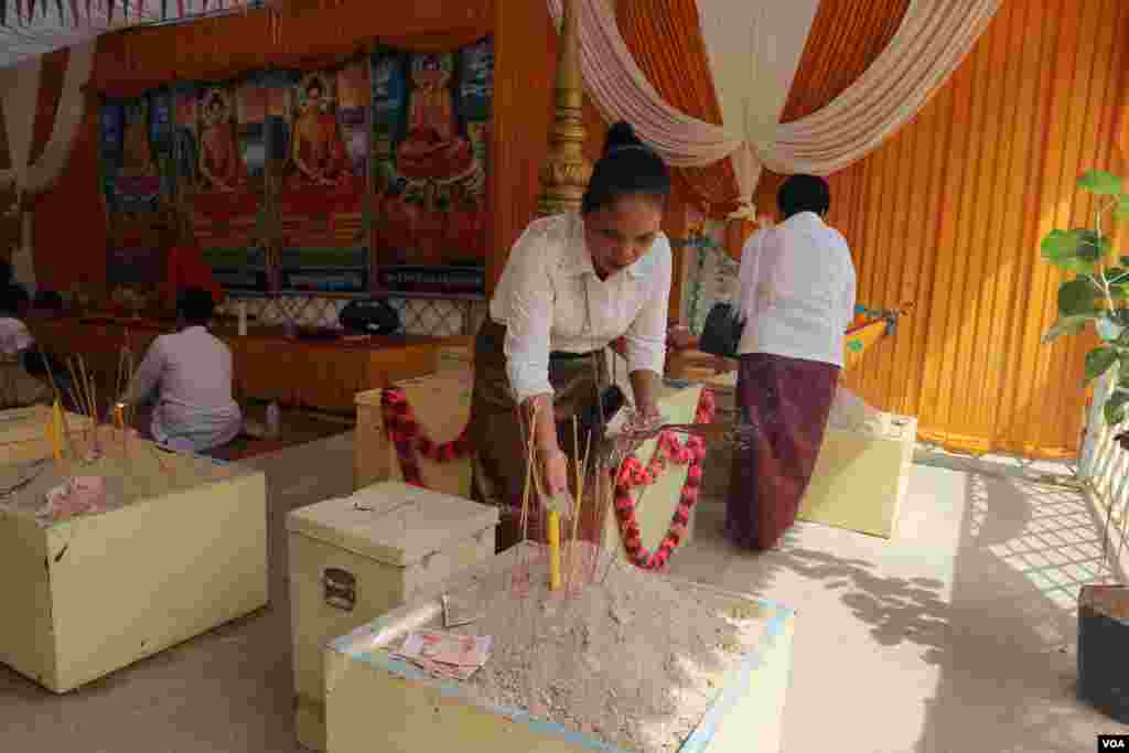 ប្រជា​ពលរដ្ឋ​កំពុង​ពូន​ភ្នំ​ខ្សាច់​​ក្នុង​ថ្ងៃ​បិណ្ឌ​ទី​១៣ នៃ​ពិធី​បុណ្យ​ភ្ជុំ​បិណ្ឌ​នៅ​រាជធានី​ភ្នំពេញ នៅ​ថ្ងៃទី​២៦​ ខែ​កញ្ញា ឆ្នាំ​២០១៩។ (កាន់ វិច្ឆិកា/VOA)