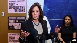 Канцеларијата на потпретседателката соопшти дека ова е првпат еден од двајцата водечки американски лидери некогаш да посети клиника за абортуси 