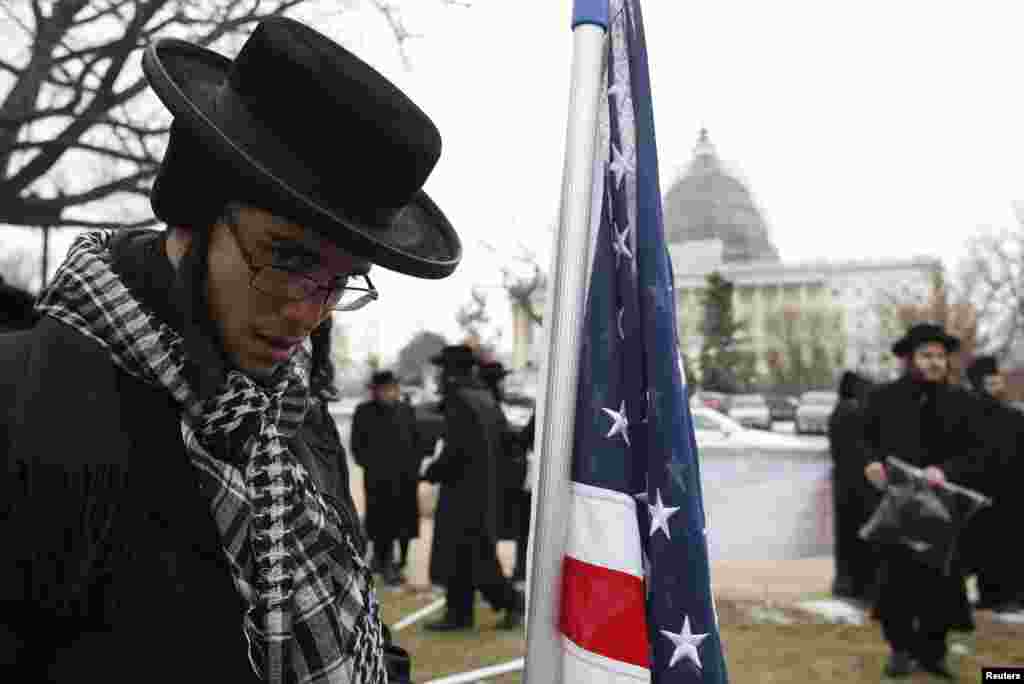 An anti-Zionist Orthodox rabbi is pictured next to a U.S. flag during a protest against Israeli Prime Minister Benjamin Netanyahu&#39;s speech to a joint meeting of Congress on Capitol Hill in Washington, March 3, 2015.
