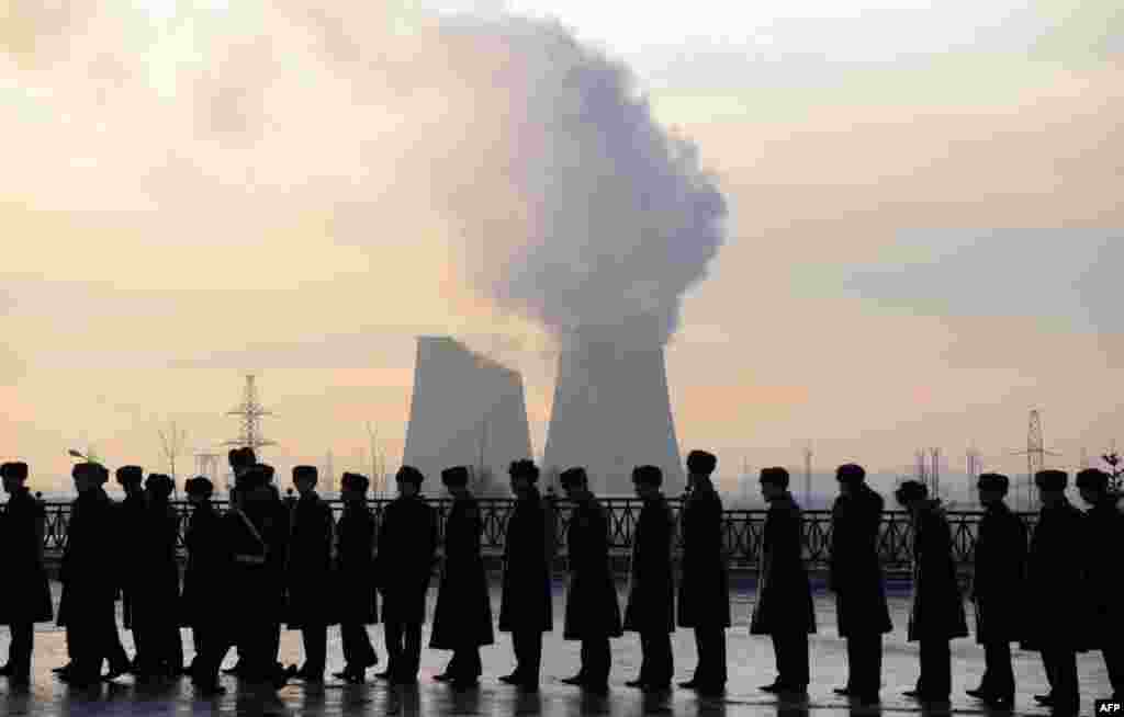 Tentara-tentara Rusia berdiri dalam antrean untuk memberikan penghormatan terakhir bagi Mikhail Kalashnikov, pencipta senapan serbu AK-47 yang menjadi senjata pilihan gerilyawan di seluruh dunia, dalam upacara pemakamannya di Mytishchi di luar Moskow. 