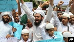 Para pelajar dan mahasiswa sekolah agama melakukan aksi protes mengecam India dalam unjuk rasa di Lahore, Pakistan hari Rabu (7/8).