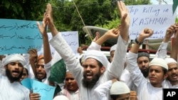 Wanafunzi wa vyuo vya kidini wajitokeza katika maandamano dhidi ya India huko Lahore, Pakistan, Jumatano, Agosti 7, 2019.