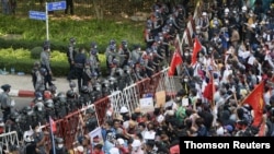 미얀마 최대 도시 양곤에서 9일 시위대와 경찰이 대치하고 있다.