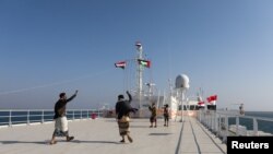 지난달 예멘 후티 반군에 나포된 '갤럭시 리더'호 선상에서 지난 5일 사람들이 춤을 추고 있다. (자료사진)