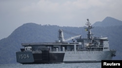 Sebuah kapal milik angkatan laut Malaysia berpatroli di perairan dekat Pulau Langkawi, 16 Mei 2015. (Foto: dok). Malaysia membeli empat kapal dari Cina untuk membantu patroli pantai nya.