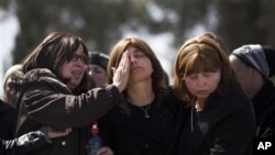 ARSIP – Anggota keluarga korban penembakan di sekolah Yahudi di Toulouse, 21 Maret 2012 meratap dalam acara pemakaman. 