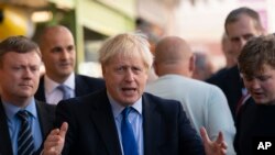 PM Inggris Boris Johnson di Pasar Doncaster, kawasan utara Inggris, 13 September 2019. (AP Photo/Jon Super, Pool). Johnson dijadwalkan akan bertemnu dengan Presiden Komisi Eropa, Jean-Claude Juncker di Luxembourg, Senin, 16 September 2019.