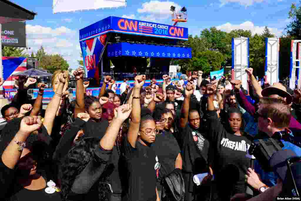 Para anggota gerakan protes Black Lives Matter berbicara dengan wartawan di kampus Hofstra University menjelang debat kepresidenan pertama. (VOA/B. Allen)