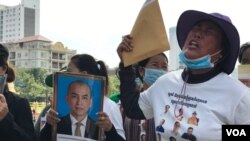 អ្នកស្រី ព្រុំ ចន្ថា​ កាន់​ញត្តិស្រែករកវត្តមាន​ព្រះមហាក្សត្ស​នៅ​ក្បែររបងព្រះបរមរាជវាំង ក្នុងរាជធានី​ភ្នំពេញ​ ថ្ងៃទី​៦ ខែវិច្ឆិកា ឆ្នាំ២០២២។ (ហ៊ុល រស្មី/វីអូអេ)