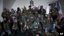 叙利亚自由军的战士3月4日在他们位于伊德利卜的总部合影