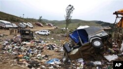 Belongings of pilgrims are seen lying around overturned vehicles at the site of a stampede in Pullumedu, some 200 kilometers from Kochi, India, 15 Jan 2011