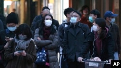 រូបឯកសារ៖ ពលរដ្ឋពាក់ម៉ាសការពារការឆ្លងជំងឺកូវីដ១៩ នៅលើដងផ្លូវមួយនៅក្រុងតៃប៉ិ កោះតៃវ៉ាន់ កាលពីថ្ងៃទី០៥ ខែមីនា ឆ្នាំ២០២០។ 