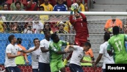  Le gardien de but de l’équipe de France Hugo Lloris face au Nigeria (2014)