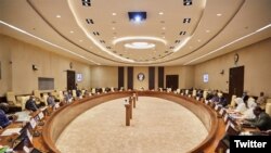 Des membres du cabinet assistant à une réunion dans la capitale Khartoum, le 3 août 2021. (Photo/Compte Twitter officiel du Premier ministre soudanais) 